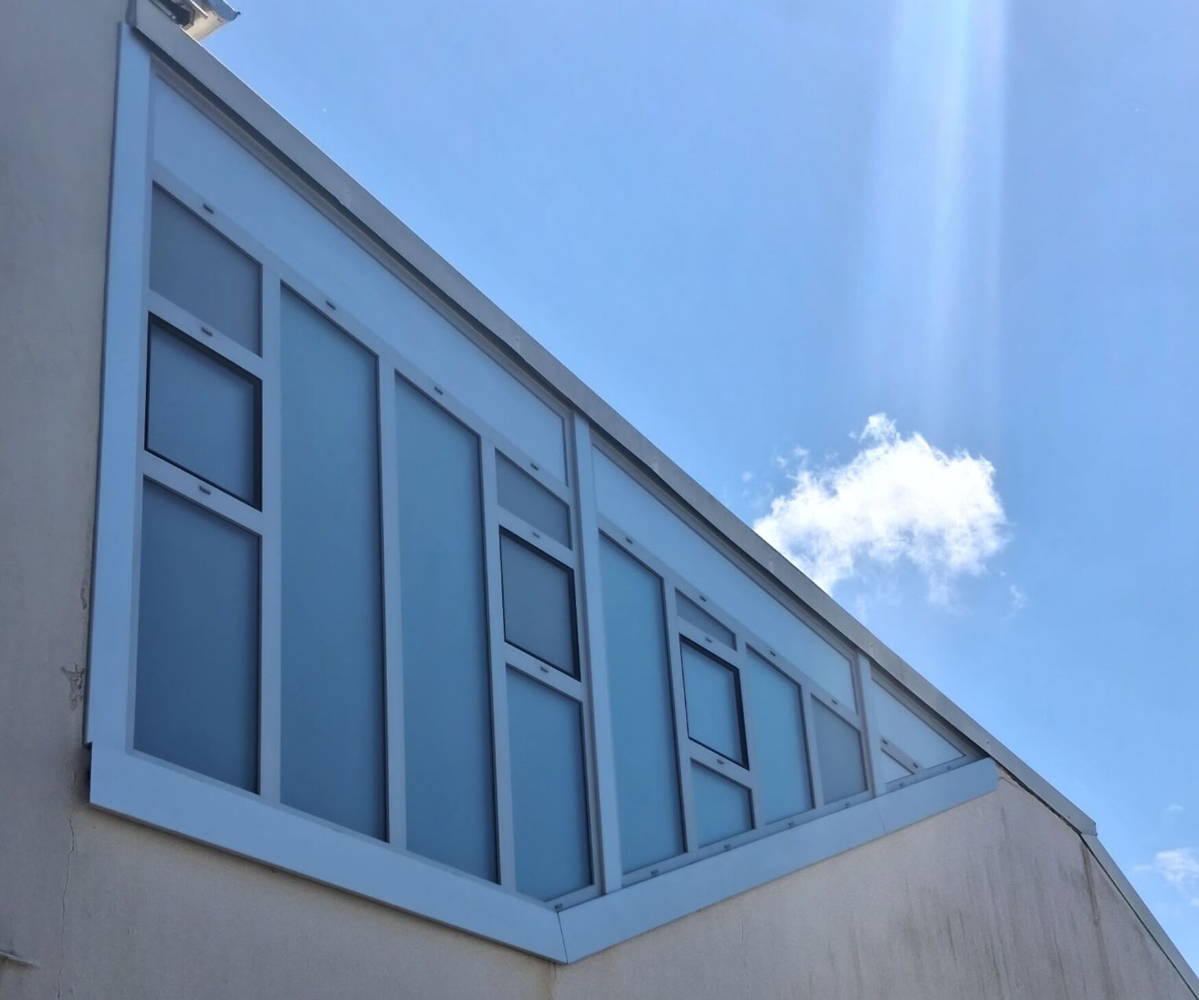 Fabrication et installation d'un châssis fixe avec soufflet sur Mesure pour la Croix Rouge à Bayonne