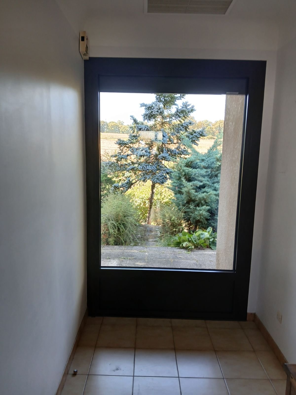Grand châssis fixe aluminium teinte sombre posé en rénovation à Narrosse – vue 2