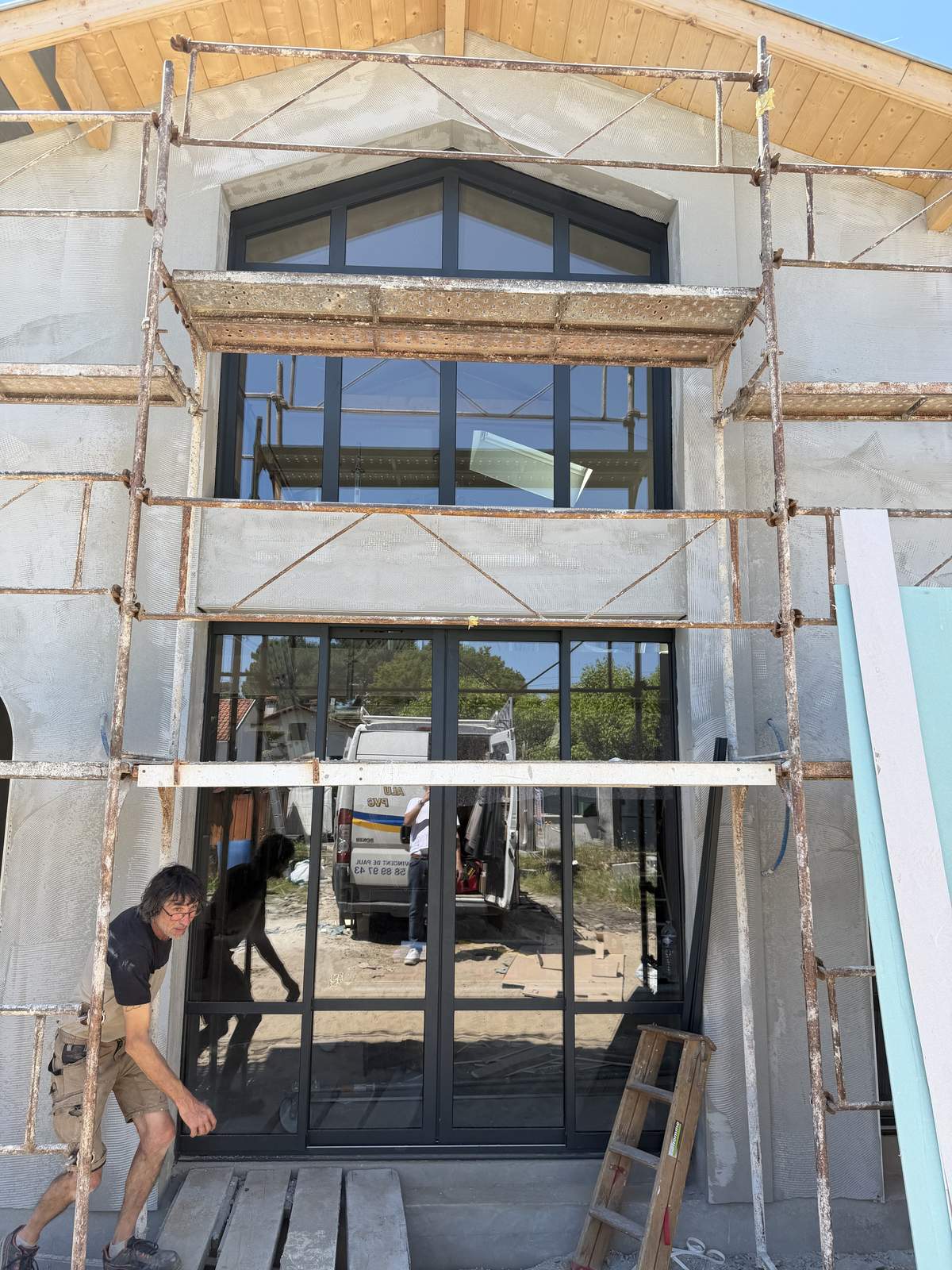 Châssis fixe triangulaire R+1 et galandage 4 vantaux – Chantier Capbreton