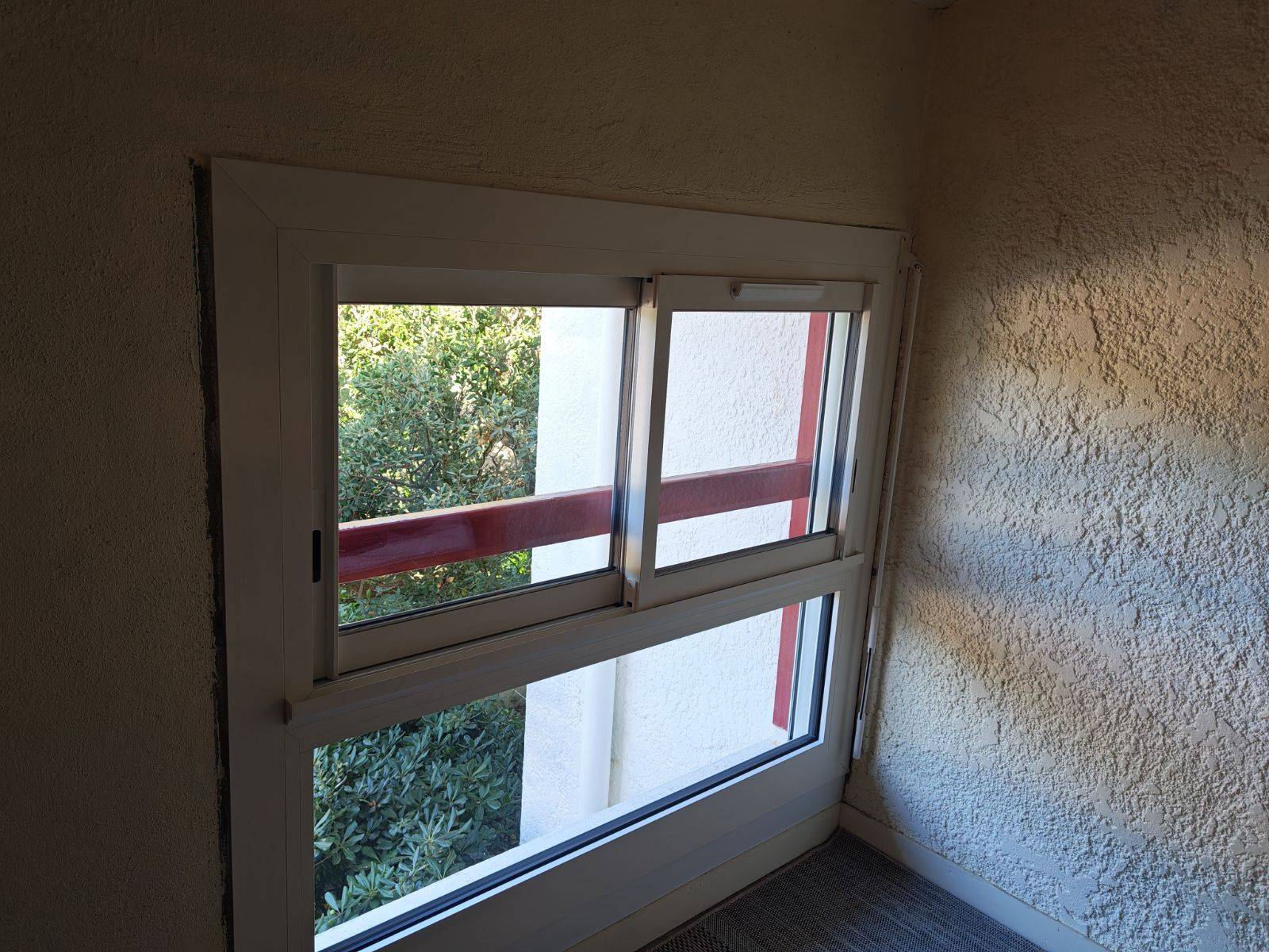 Coulissant aluminium blanc sur allège fixe posé à Seignosse