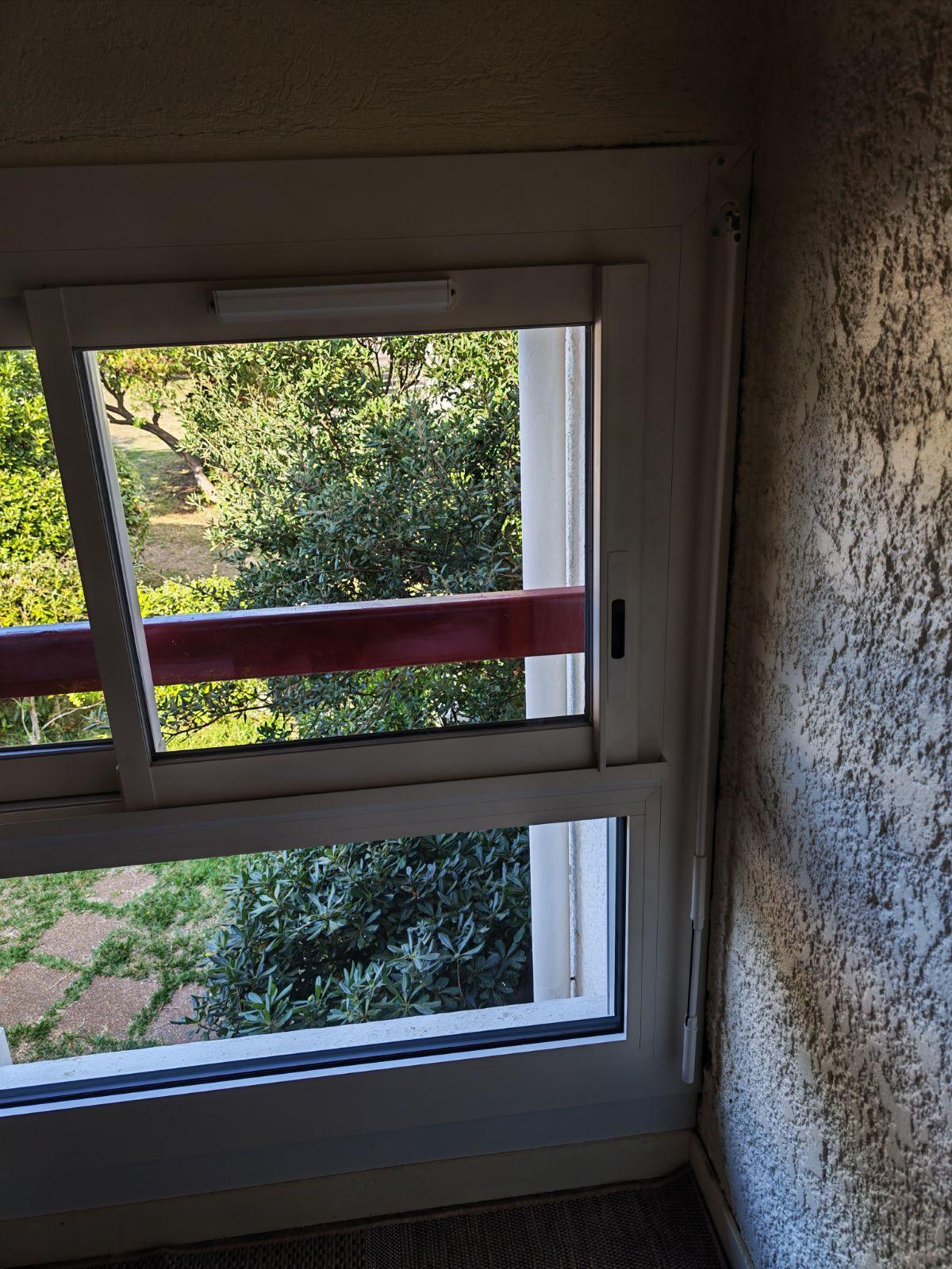 Coulissant aluminium blanc sur allège fixe posé à Seignosse – vue 2