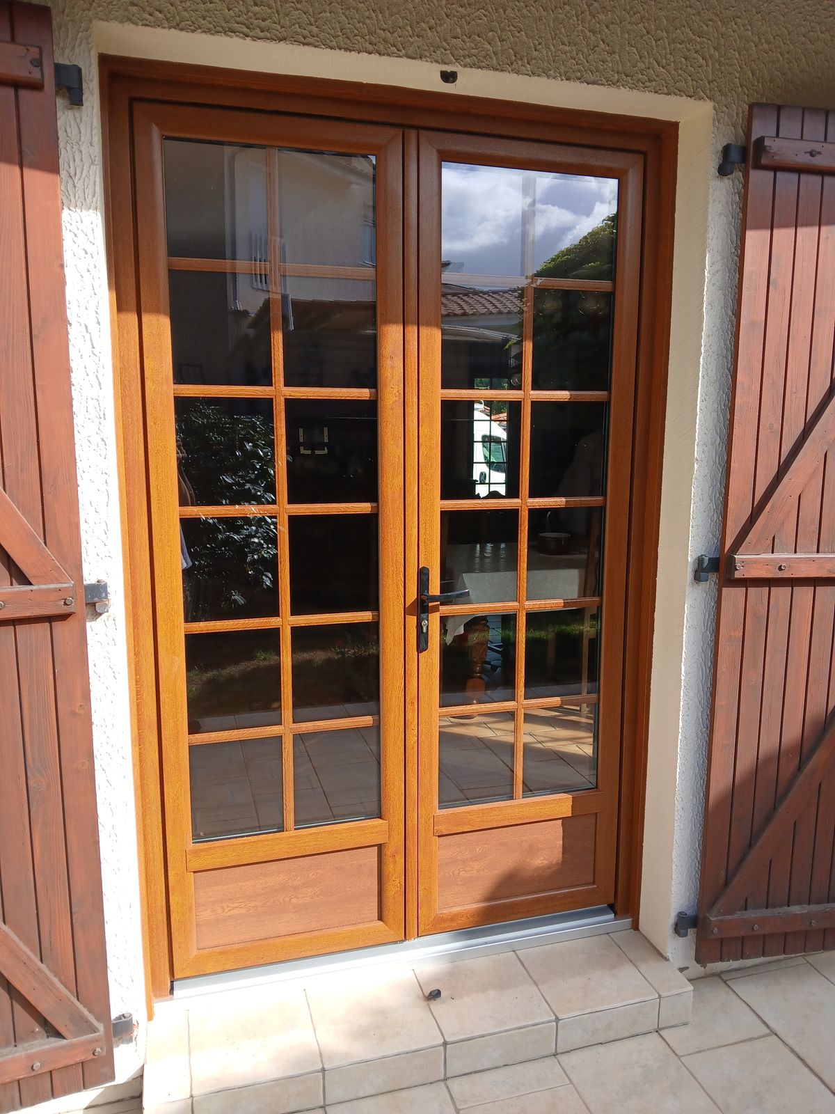Porte-fenêtre PVC chêne doré 2 vantaux à petits bois à Narrosse