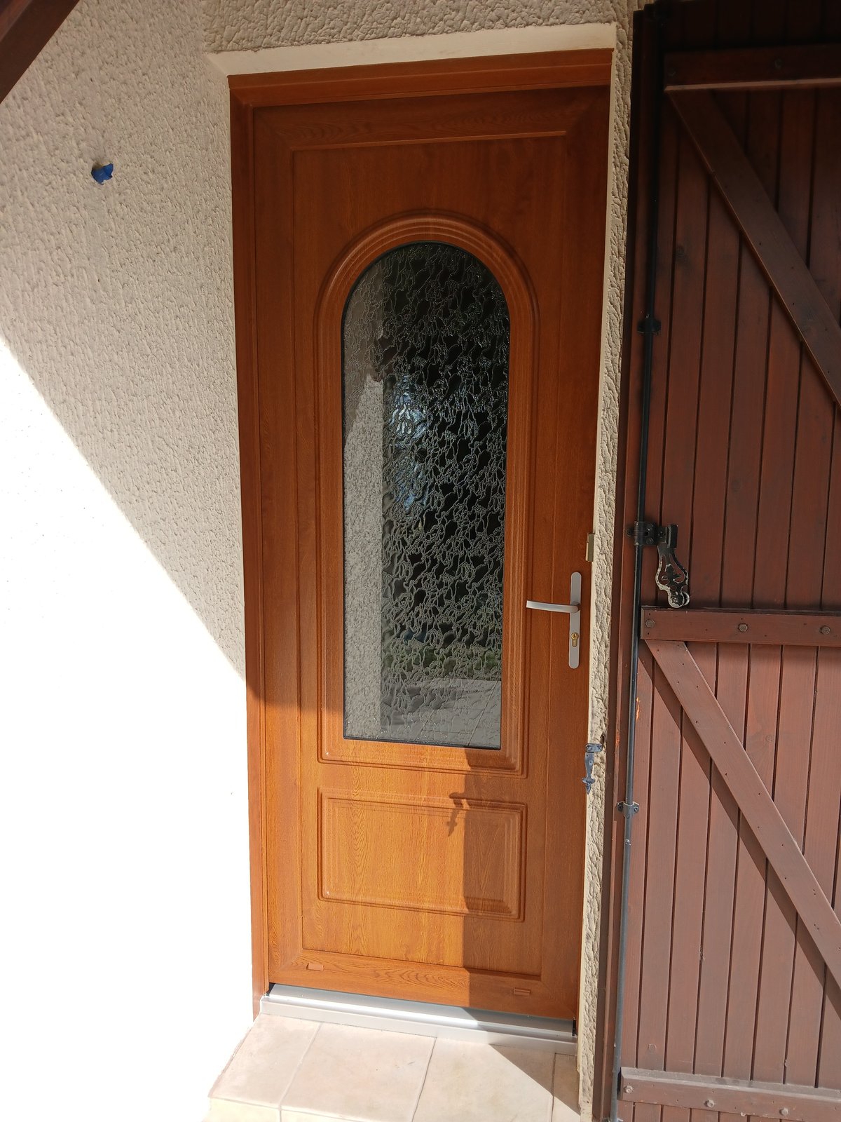 Porte-fenêtre PVC chêne doré 2 vantaux à petits bois à Narrosse – vue 2