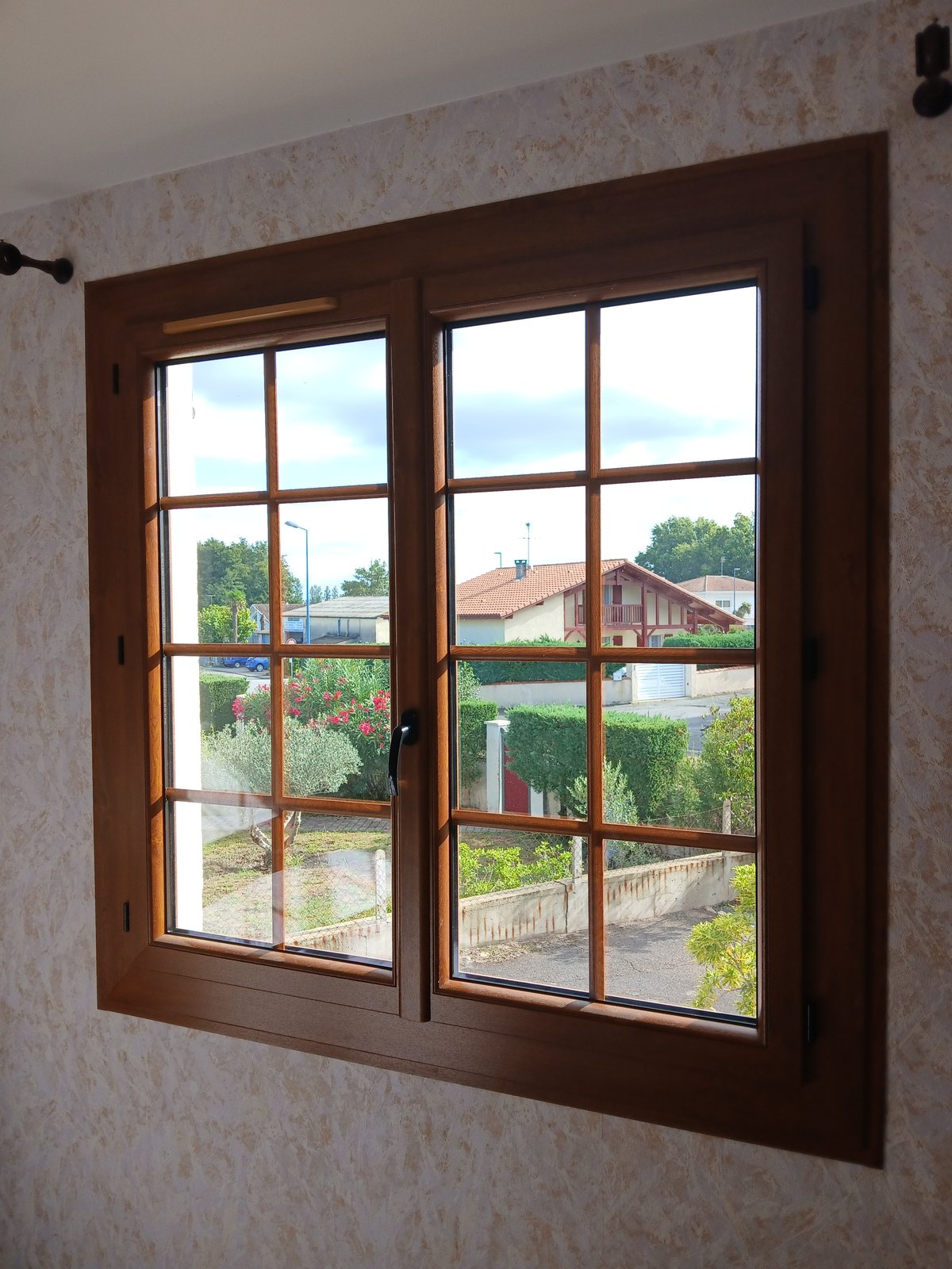 Porte-fenêtre PVC chêne doré 2 vantaux à petits bois à Narrosse – vue 3