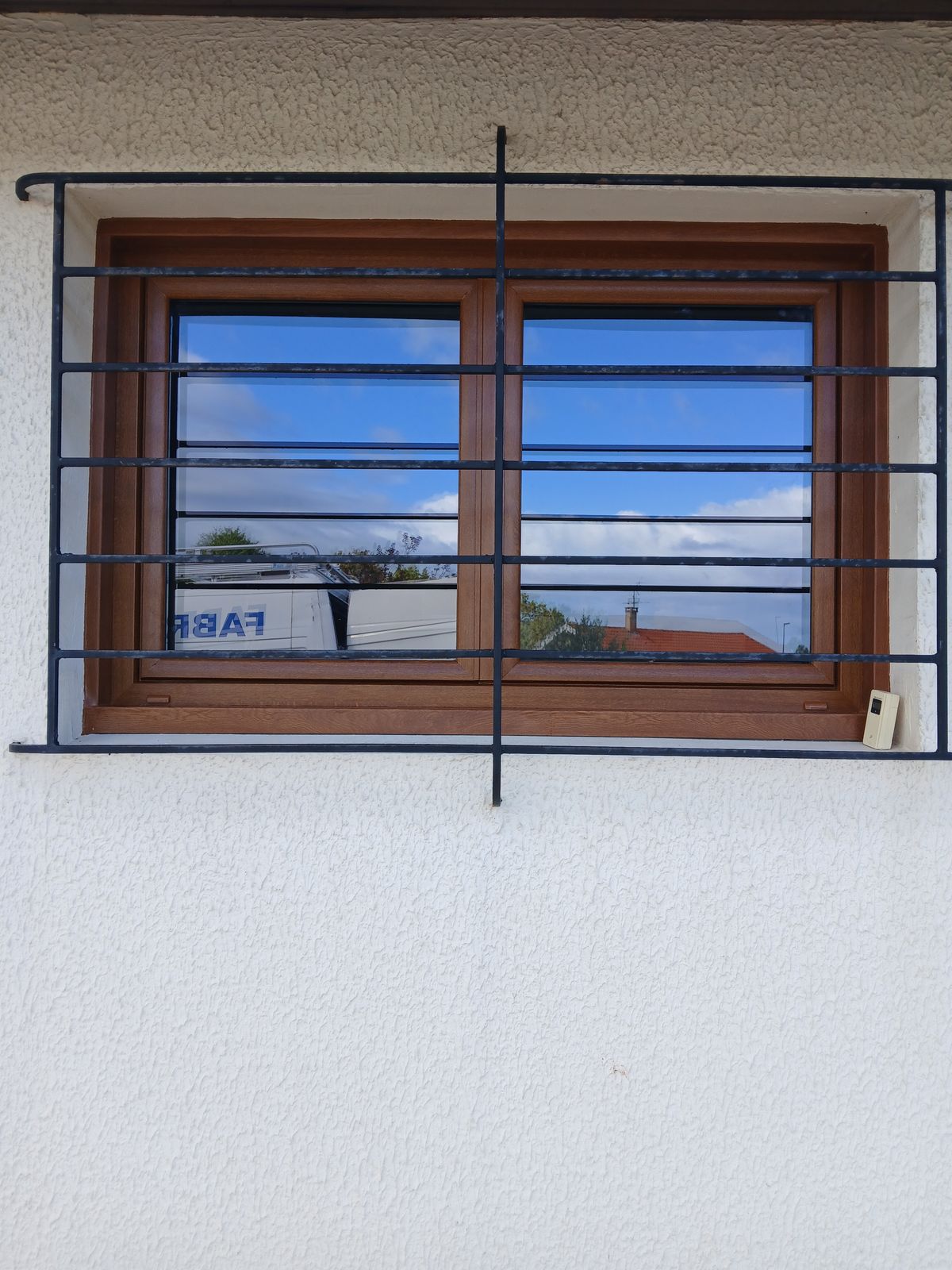 Porte-fenêtre PVC chêne doré 2 vantaux à petits bois à Narrosse – vue 4
