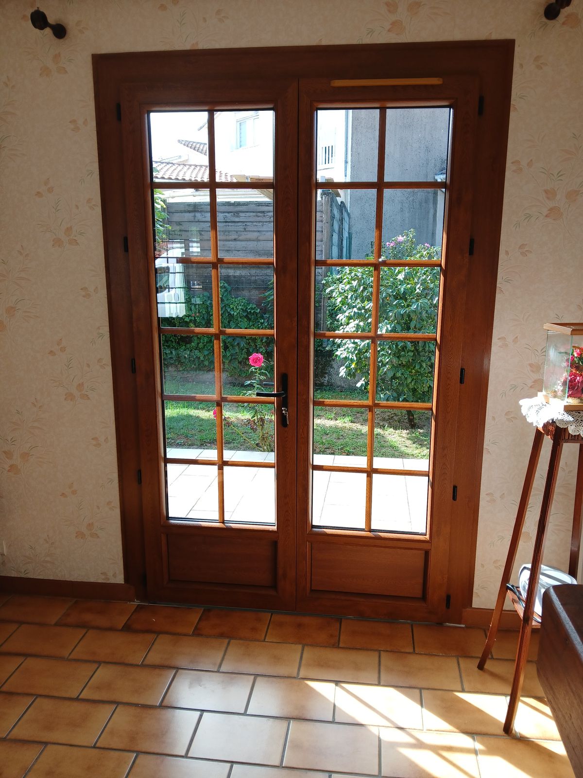 Porte-fenêtre PVC chêne doré 2 vantaux à petits bois à Narrosse – vue 5