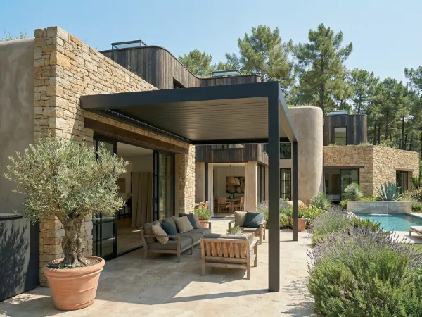 pergola-alu Pergola bioclimatique à lames orientables : confort et design sur mesure