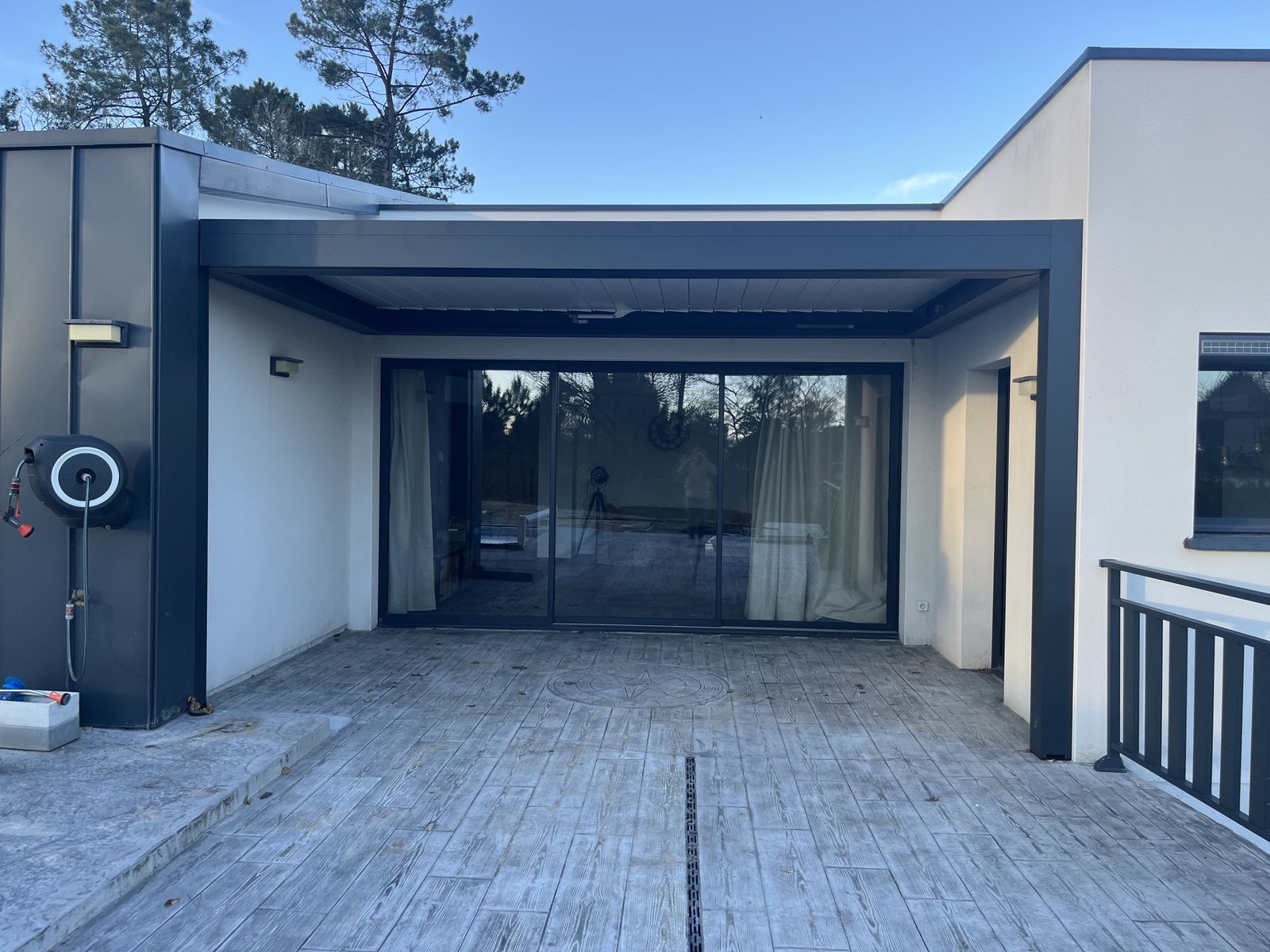 Pergola bioclimatique aluminium SOKO – Profitez de votre terrasse toute l'année