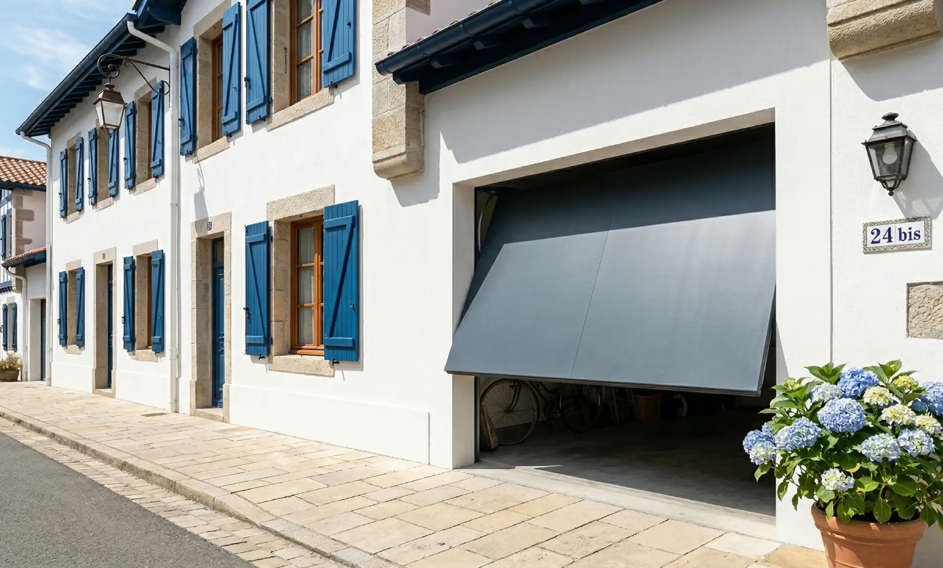 porte-garage-basculante-acier Volets et portes de garage : sécurité, isolation et domotique pour votre Habitat