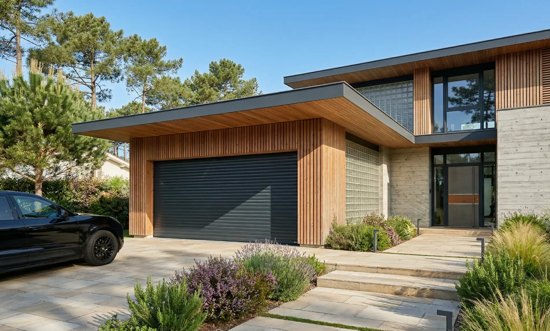 porte-garage-enroulable-alu Volets et portes de garage : sécurité, isolation et domotique pour votre Habitat