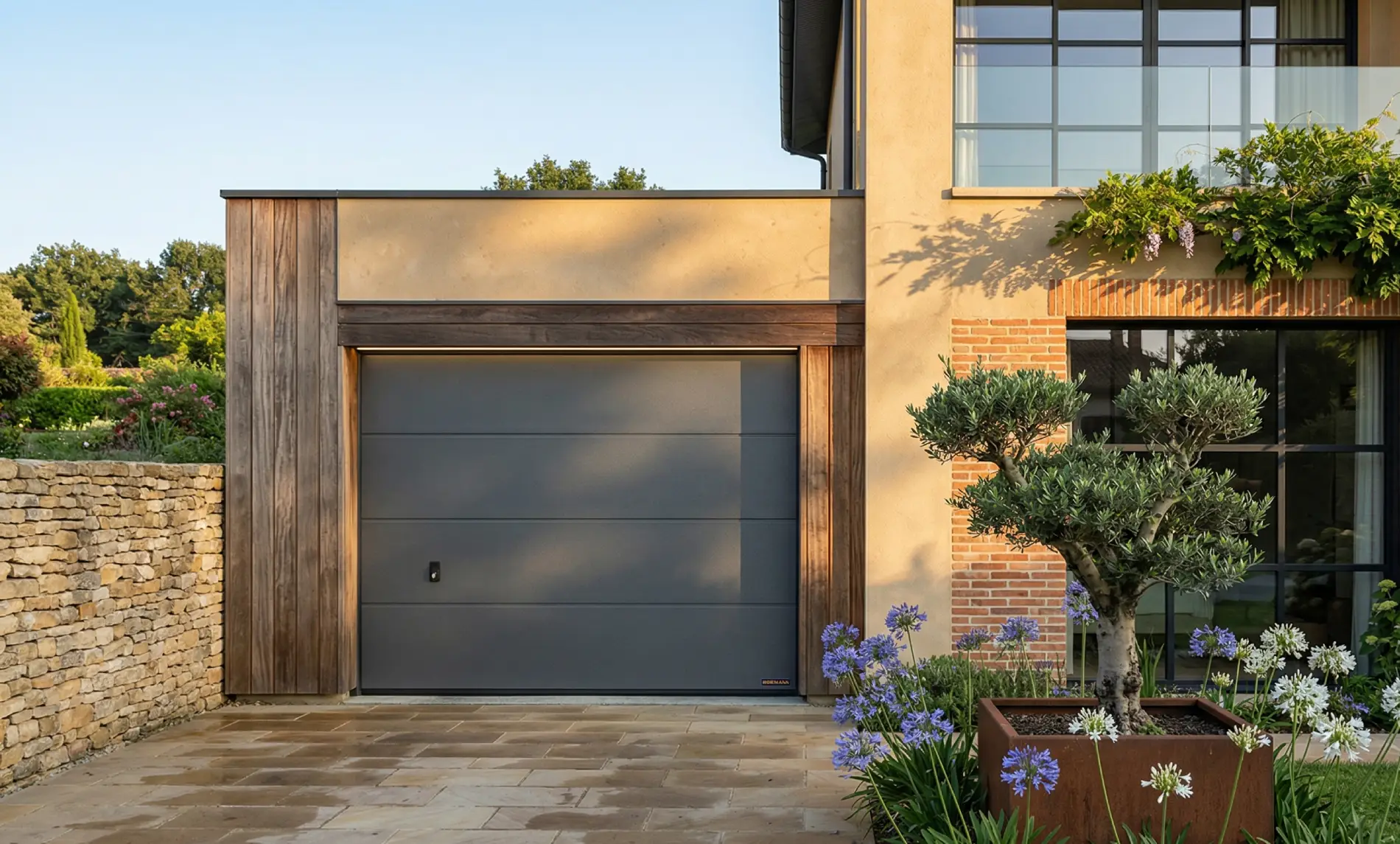 porte-garage-sectionnelle-alu Volets et portes de garage : sécurité, isolation et domotique pour votre Habitat