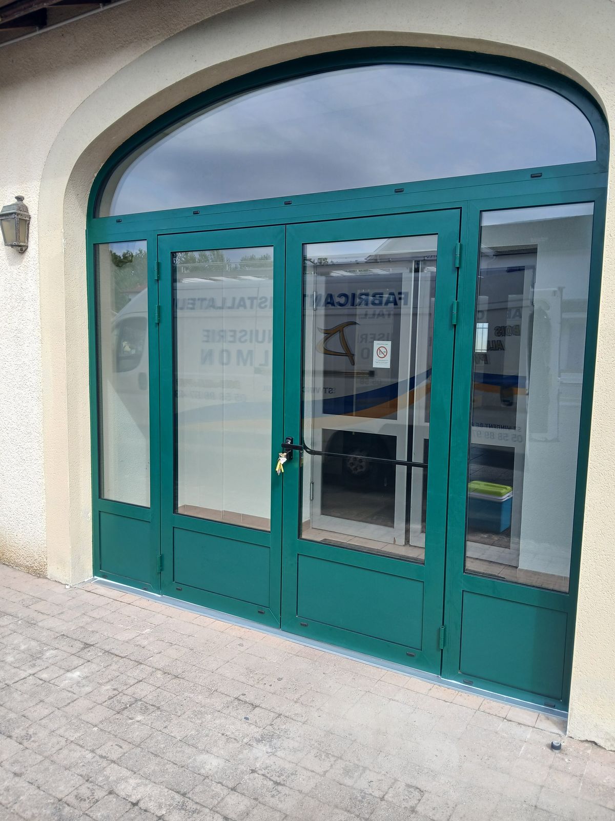 Menuiserie aluminium Schüco cintrée sur mesure, salle communale de Saint-Jean-de-Lier
