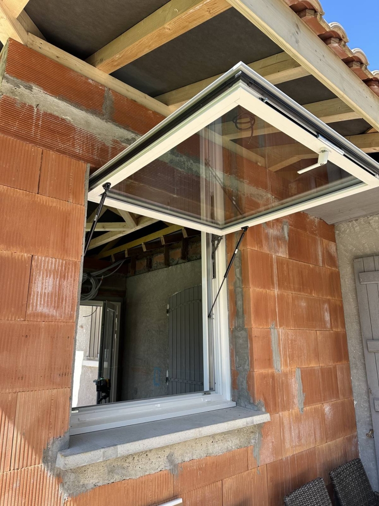 Châssis à projection aluminium Schüco – Liaison cuisine / terrasse