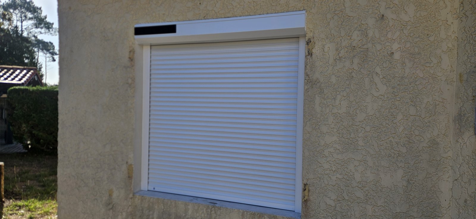 Fenêtre PVC blanche 2 vantaux posée en rénovation à Oeyreluy