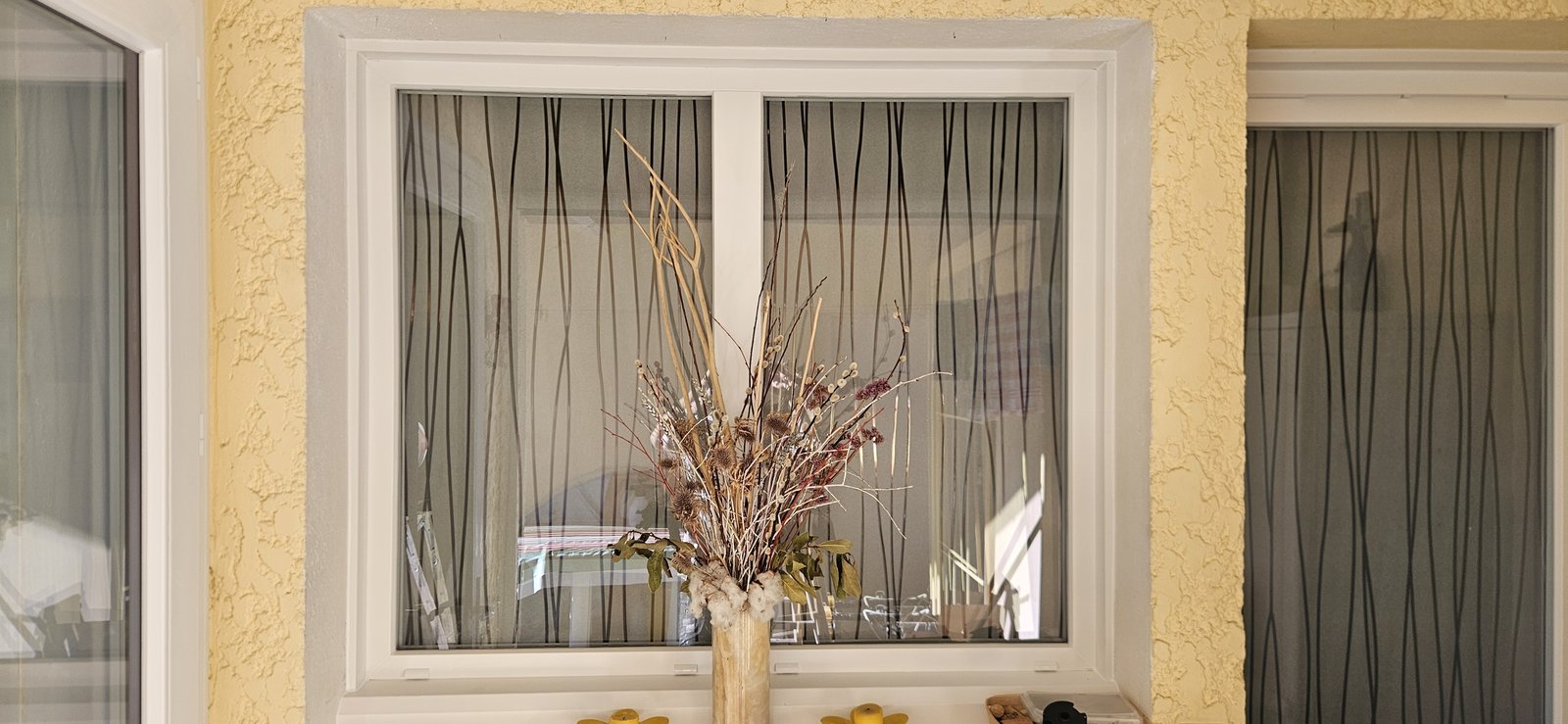 Fenêtre PVC blanche 2 vantaux posée en rénovation à Oeyreluy – vue 2