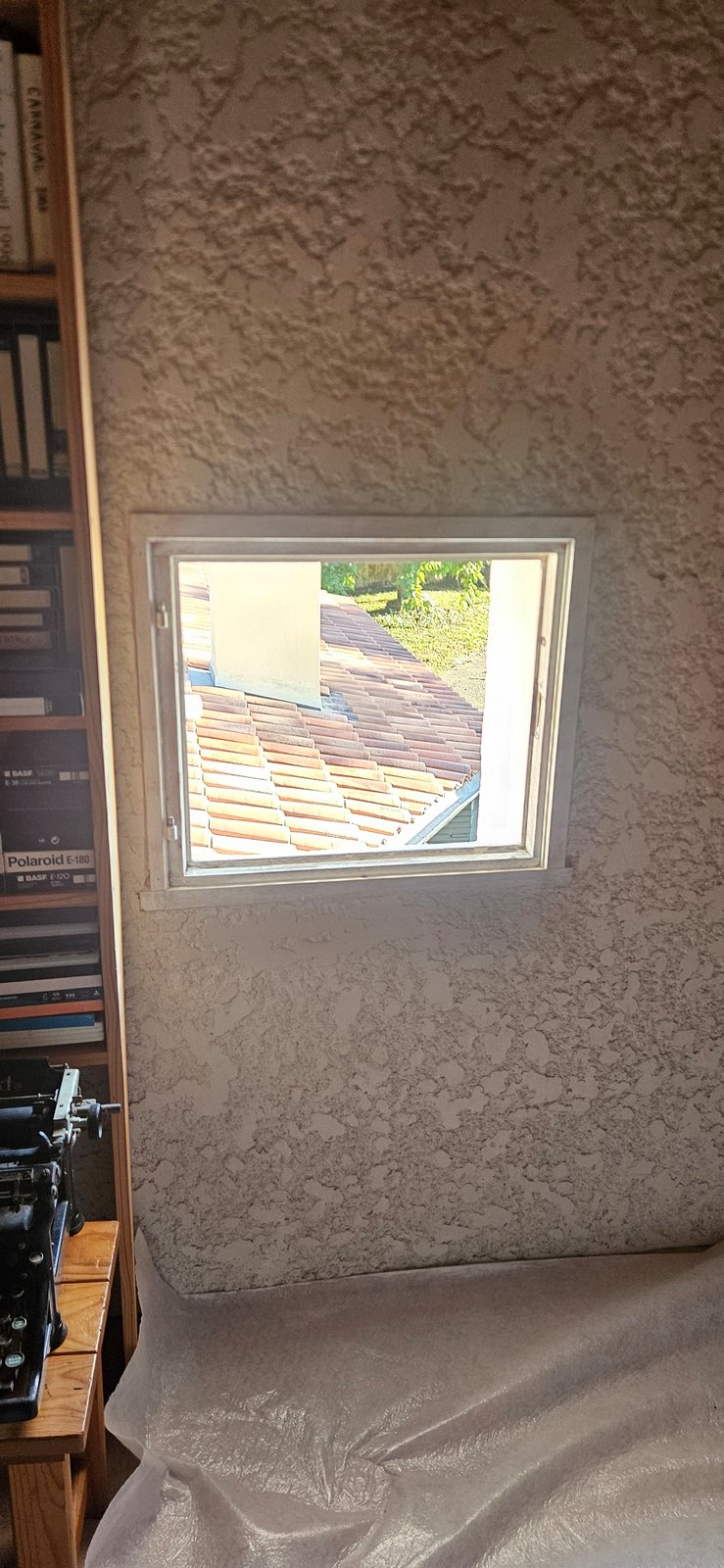 Fenêtre PVC blanche 2 vantaux posée en rénovation à Oeyreluy – vue 3