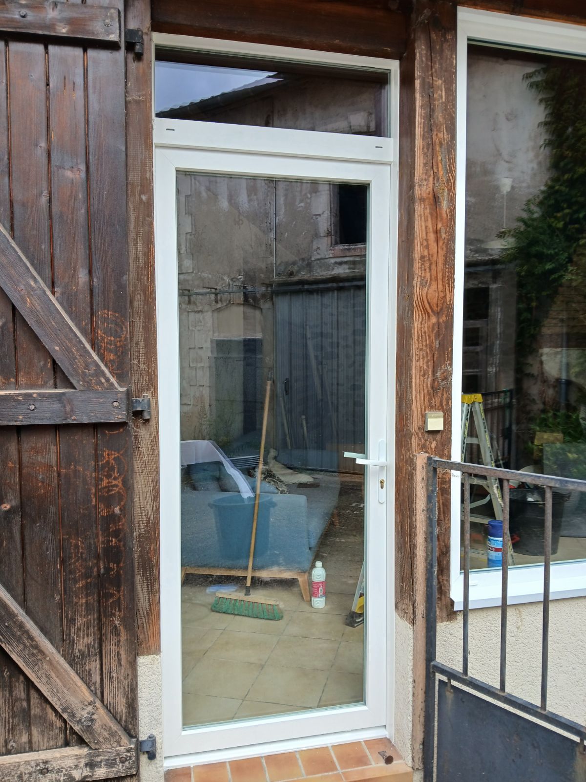 Menuiserie PVC blanche posée en rénovation à Pontonx-sur-l'Adour – vue 2