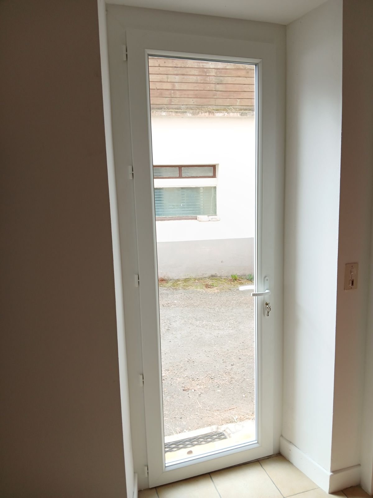 Menuiserie PVC blanche posée en rénovation à Pontonx-sur-l'Adour – vue 4