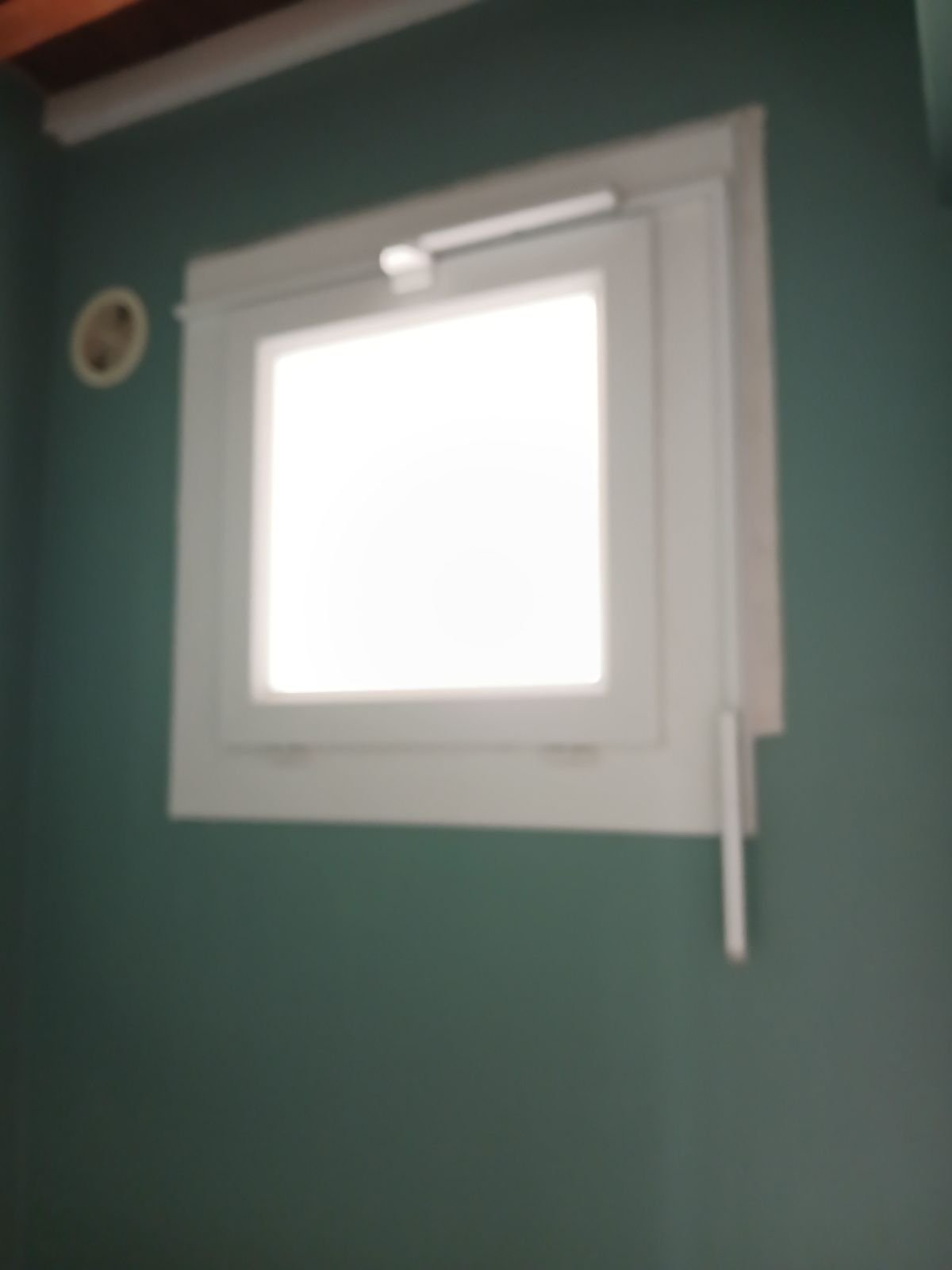 Menuiserie PVC blanche posée en rénovation à Pontonx-sur-l'Adour – vue 5