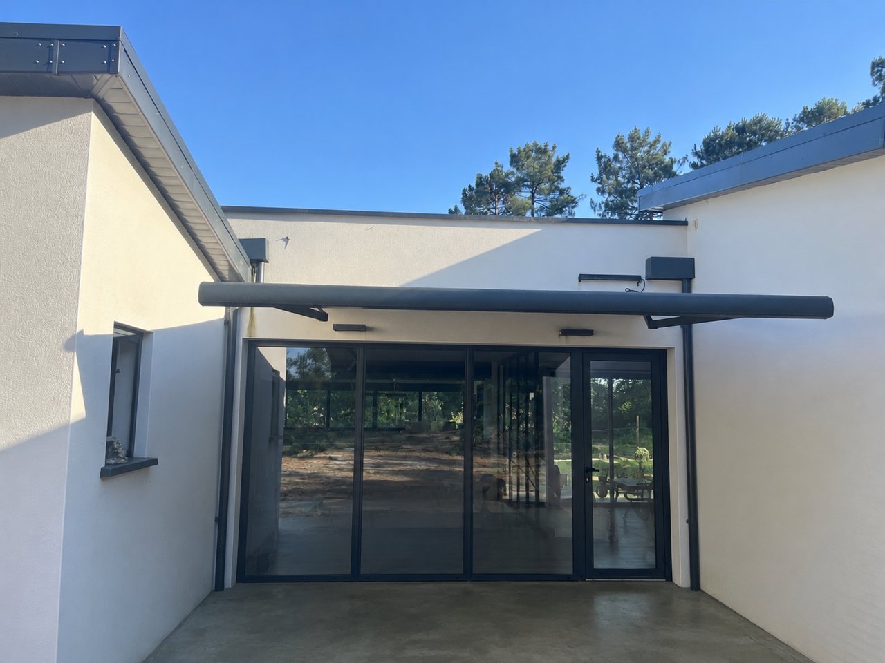 Store banne coffre Gaviota – Protection solaire sur mesure dans les Landes