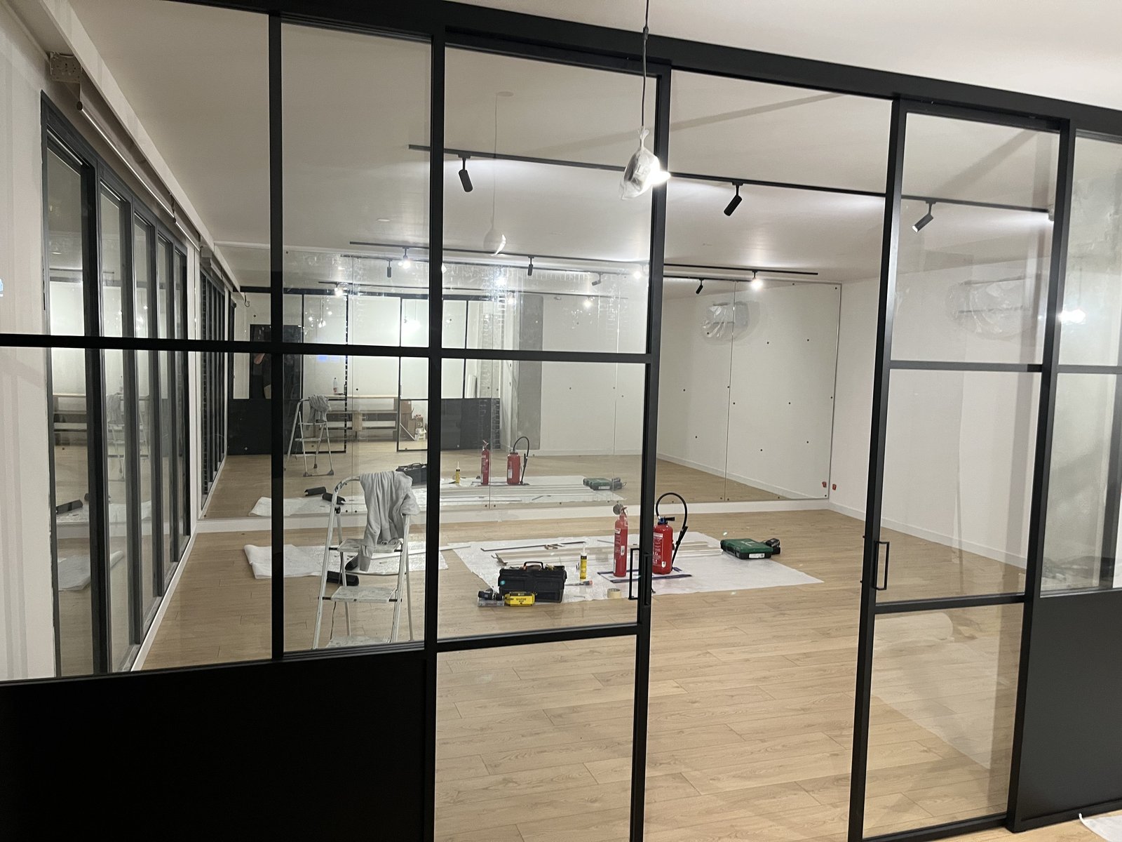 Verrières intérieures aluminium noir – ONA Studio Anglet (salle de Pilates)