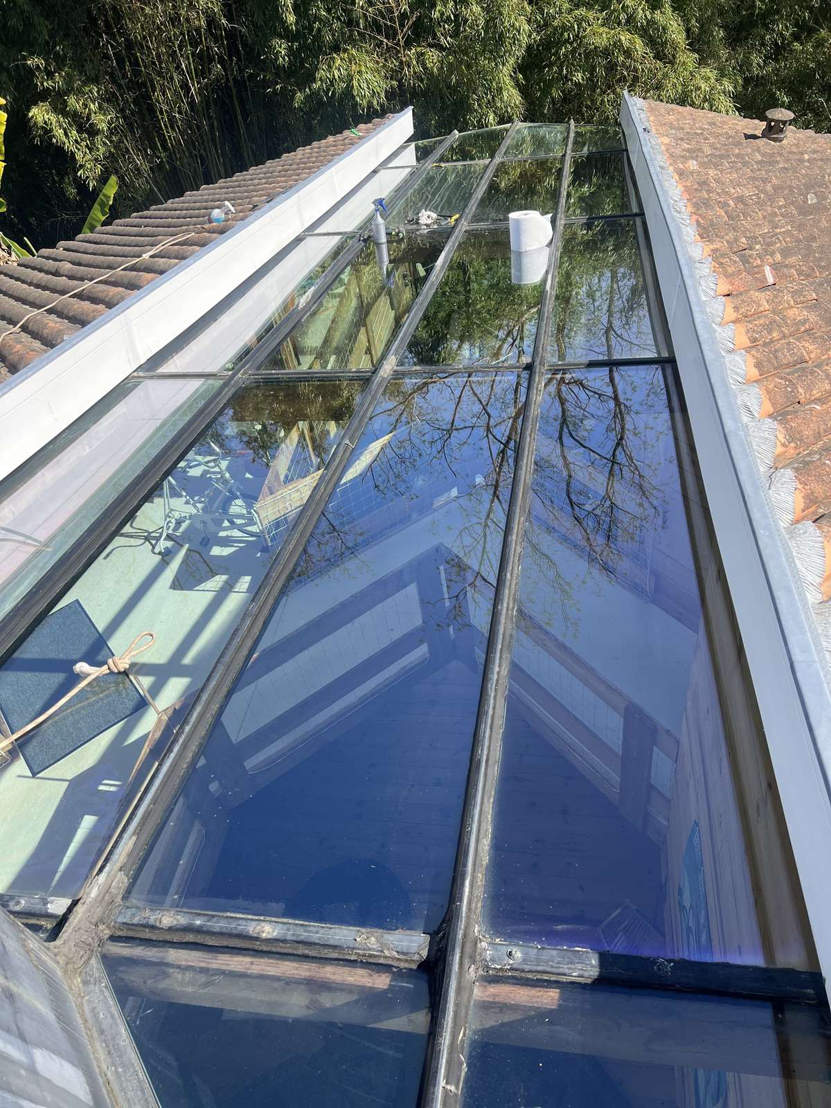 Verrière de toiture avec débord triangulaire et vitrage à contrôle solaire
