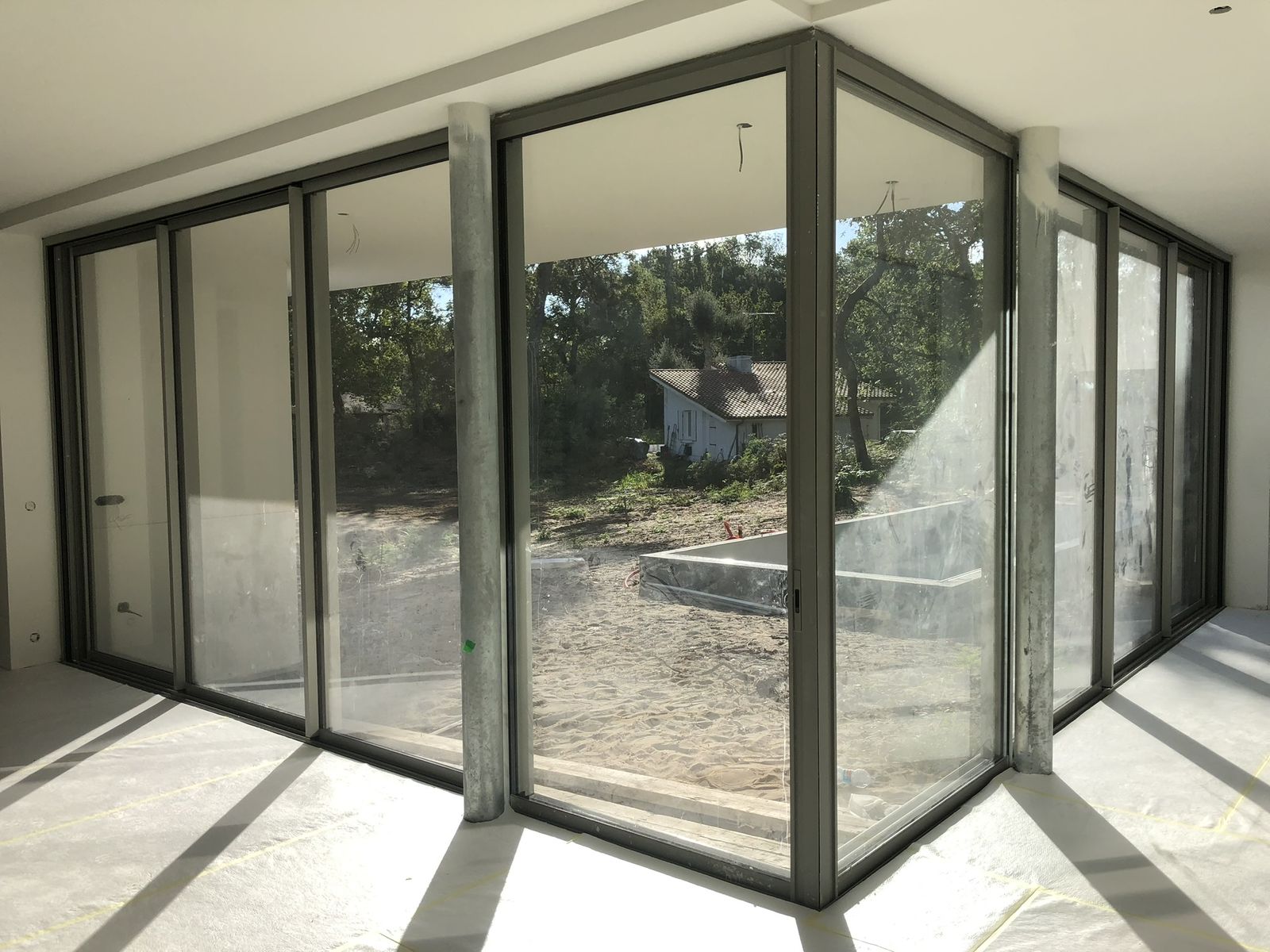 Villa Hossegor – Grands volumes vitrés aluminium, châssis fixes en angle