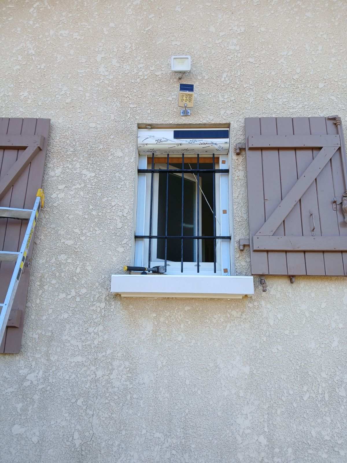 Volet roulant solaire à coffre extérieur blanc posé à Dax – vue 4